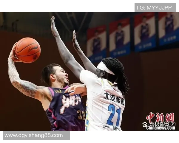 CBA新疆队与广州队激战成焦点比分悬念引发球迷热议 CBA新疆队与广州队激战成焦点比分悬念引发球迷热议